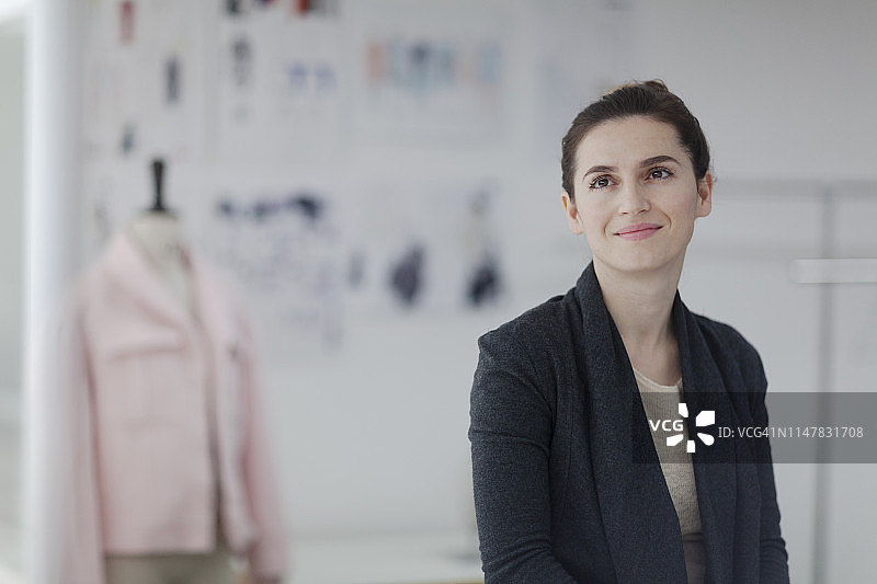 时装设计工作室里的女人图片素材