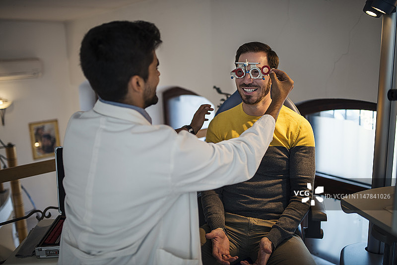 年轻男人在眼科医生办公室进行眼科检查。图片素材