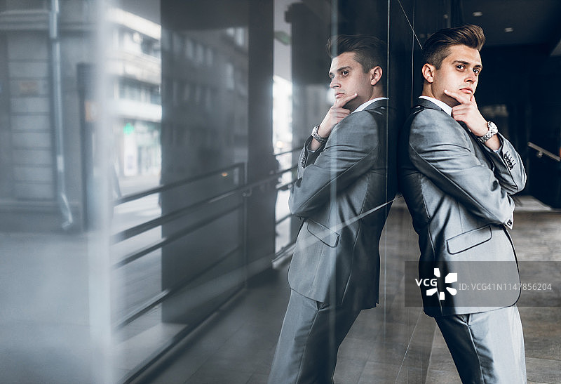 穿着西装的男人图片素材