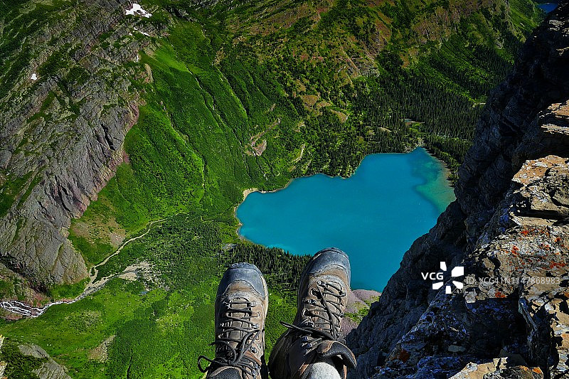 蒙大拿州冰川国家公园格林内尔湖上方的登山靴图片素材
