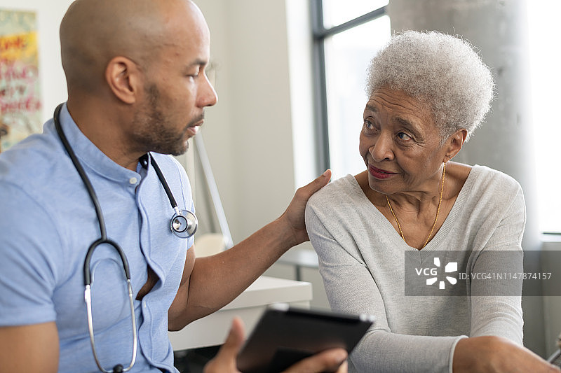 医生向患者展示检查结果图片素材