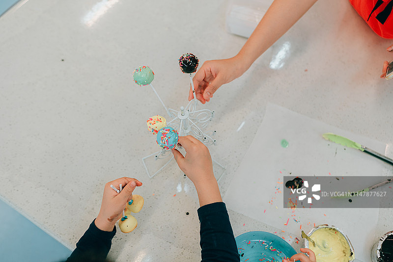 两个亚洲孩子DIY制作蛋糕图片素材