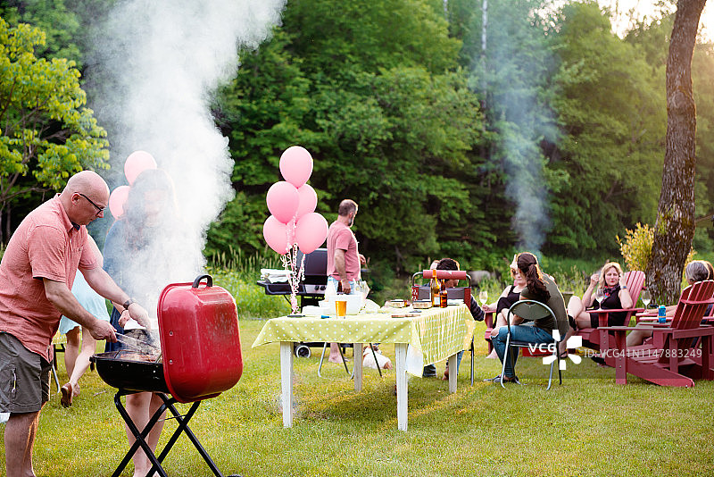 夏季烧烤：多代同堂的家庭聚会图片素材
