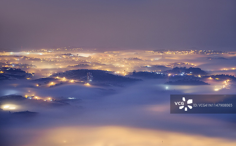 夜晚的雾气长曝光图片素材