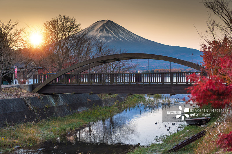 川口町湖的秋色和富士山的晨雾和红叶是日本最好的地方之一图片素材