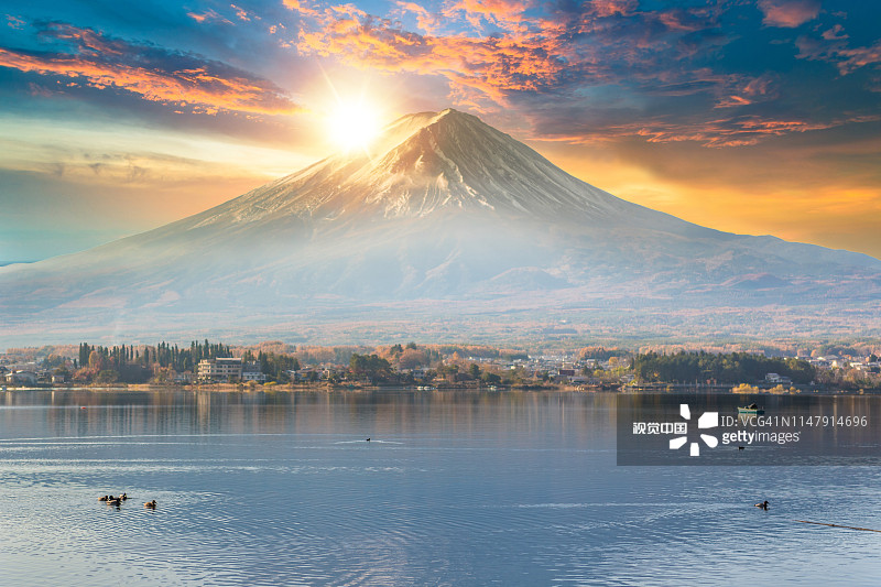 富士山秋色和河口湖晨雾红叶全景，日本最佳景点之一图片素材