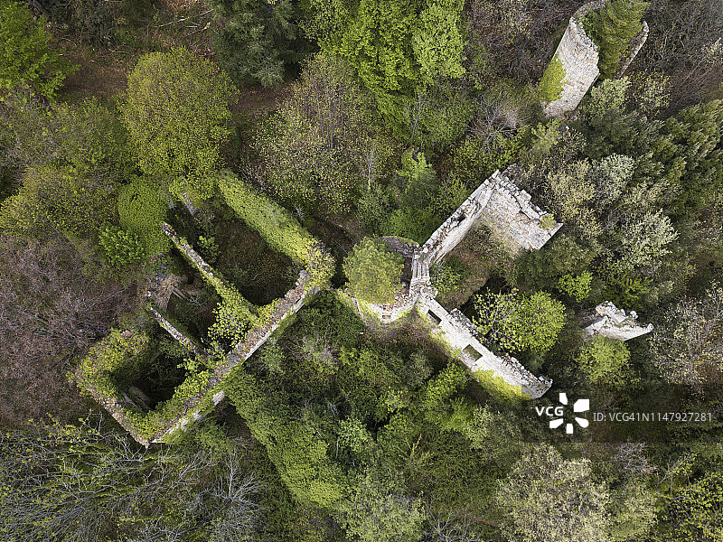 法国阿尔代什山区森林中古老城堡遗址鸟瞰图片素材