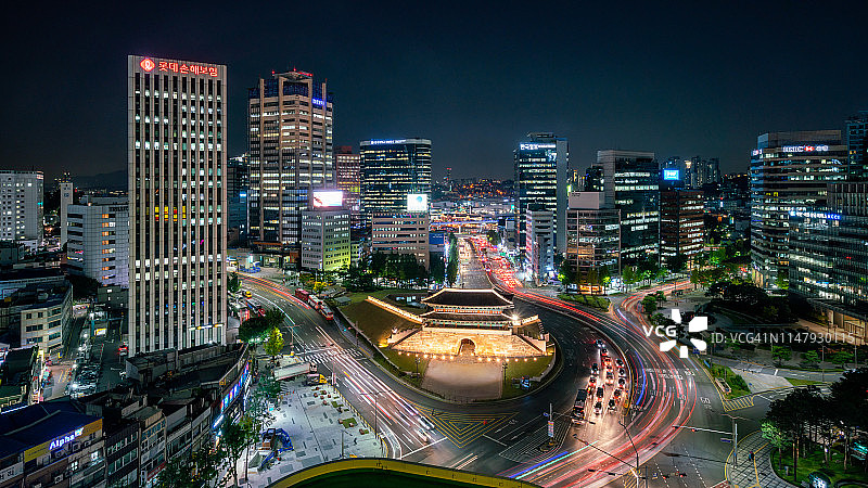 韩国首尔南大门夜景车轨光迹图片素材