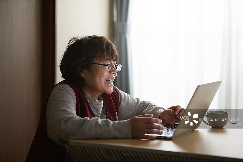 操作电脑的奶奶图片素材