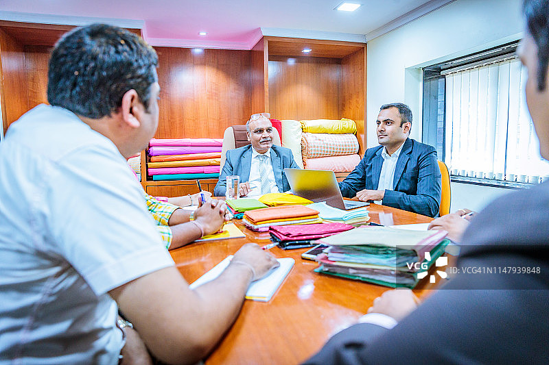 企业会议进行中图片素材