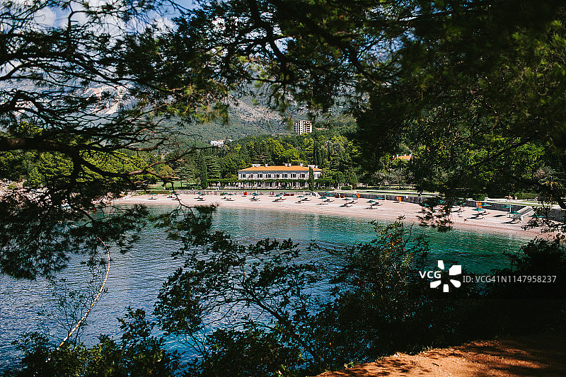 米洛舍海滩和酒店树木框景图片素材