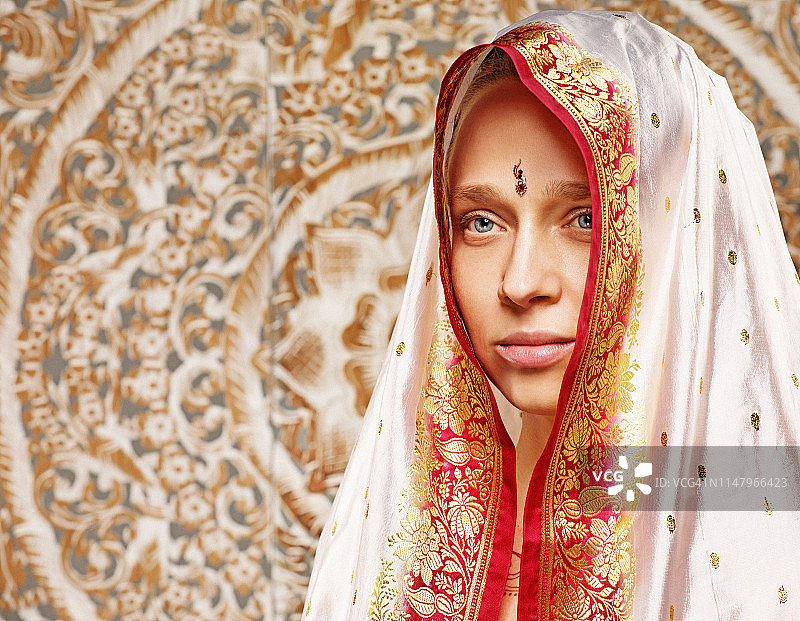 带有海娜纹身的漂亮金发民族女人图片素材