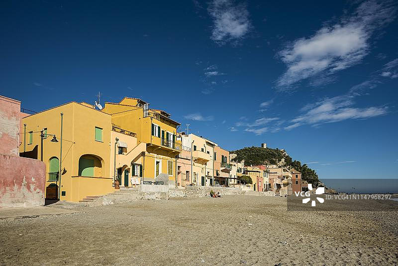 意大利海滩上的彩色房屋图片素材
