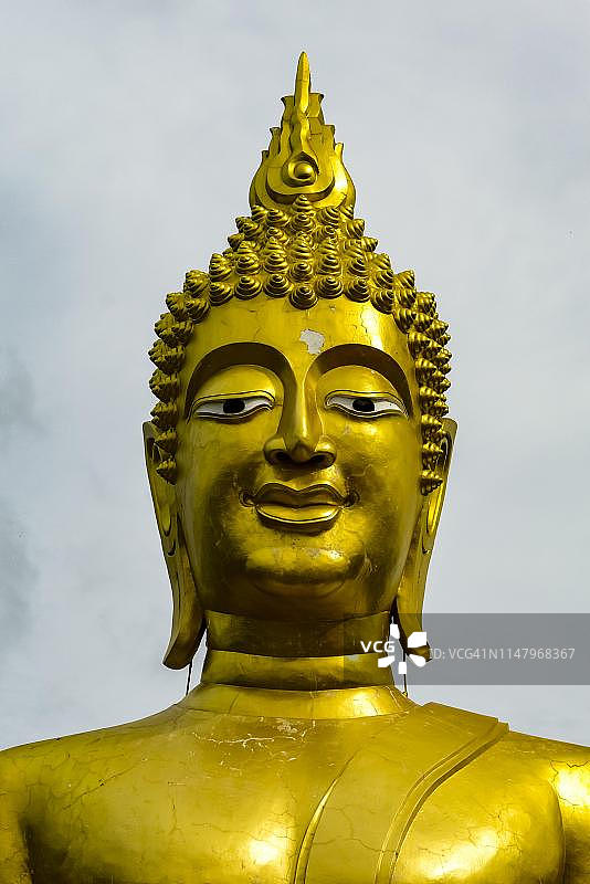 泰国春武里府芭堤雅大佛寺金色佛像细节图片素材