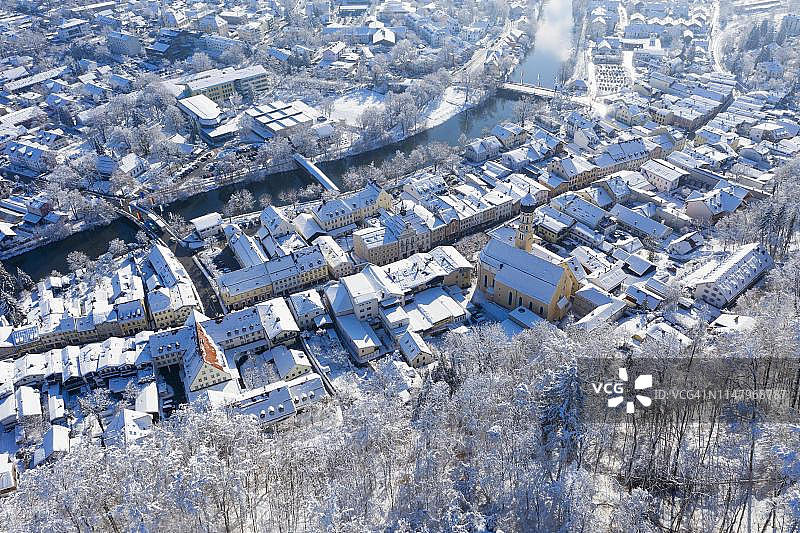 沃尔夫拉茨豪森：洛伊萨赫河畔的古镇与雪覆落叶林（无人机拍摄，德国巴伐利亚州上巴伐利亚）图片素材