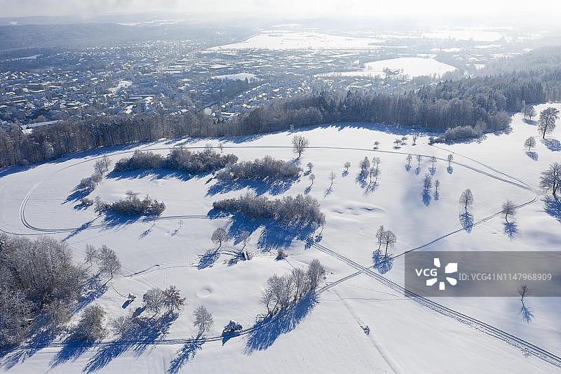 冬季景观：沃尔夫拉茨豪森附近 Bergkramerhof 高尔夫球场的越野滑雪道（无人机拍摄，德国上巴伐利亚州）图片素材
