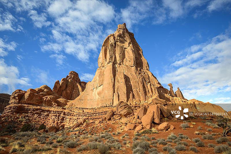 美国犹他州拱门国家公园：公园大道小径起点与法院塔岩层图片素材