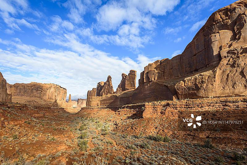 美国犹他州拱门国家公园法院大厦塔楼的公园大道小径岩层图片素材