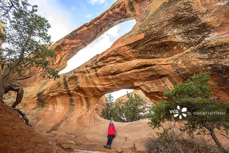 徒步者在拱门国家公园双O拱门图片素材