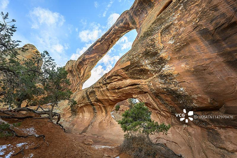 double O拱门：美国犹他州拱门国家公园魔鬼花园小径岩石拱门图片素材