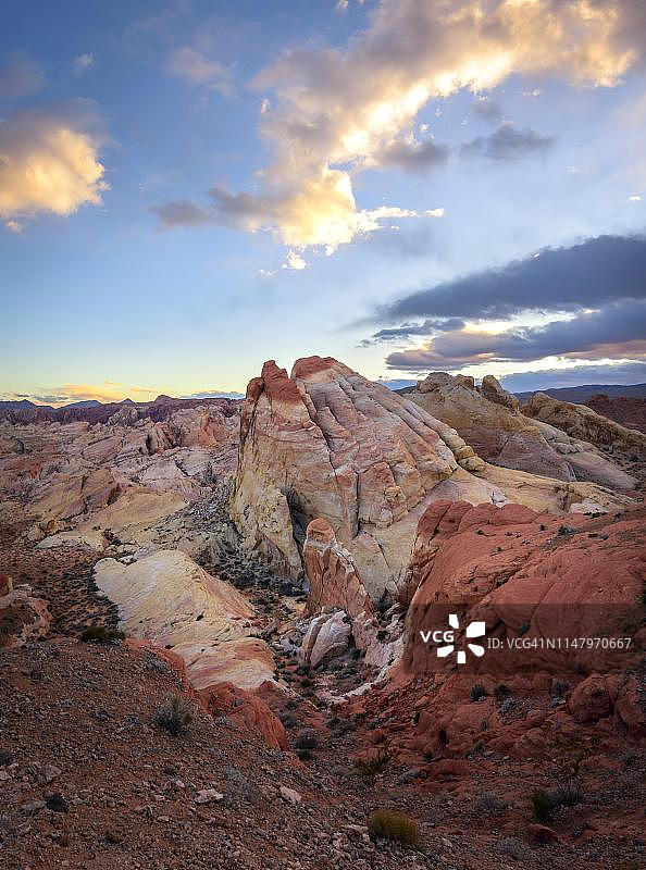 内华达州火焰谷州立公园的彩色岩层日落景观图片素材