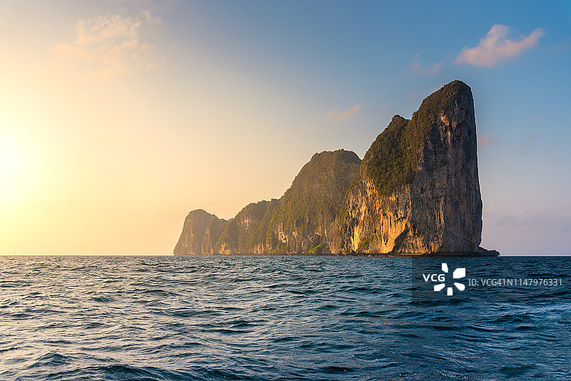 泰国普吉岛皮皮岛的美丽日出景观。皮皮岛是泰国最受欢迎的旅游目的地图片素材