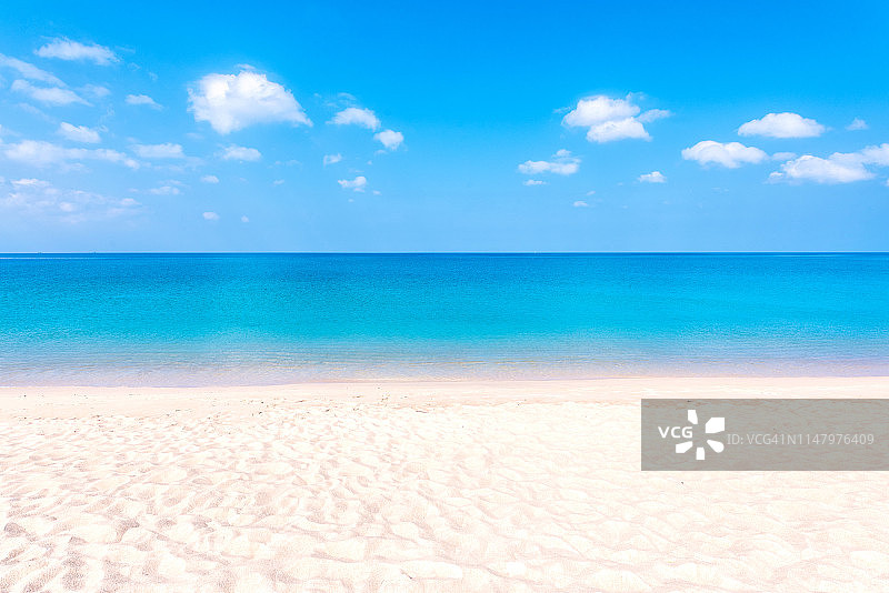 夏季海滩背景：沙滩、大海和蓝天图片素材