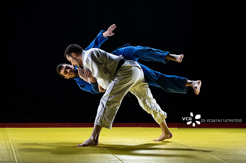 柔道比赛中的柔道选手图片素材