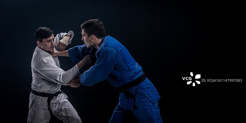 柔道比赛中的柔道选手图片素材