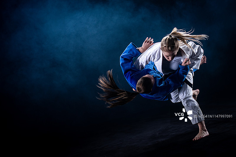 柔道比赛中的柔道选手图片素材