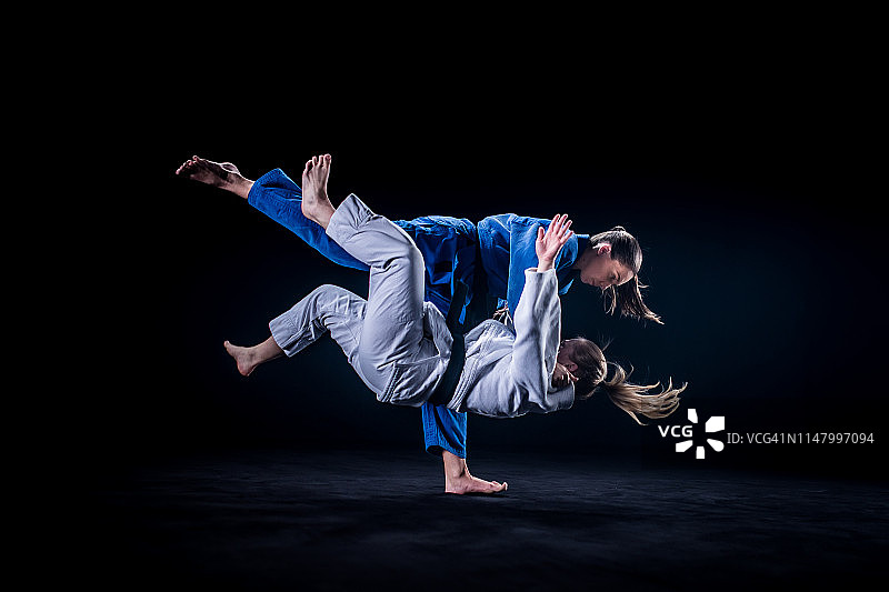 柔道比赛中的柔道选手图片素材