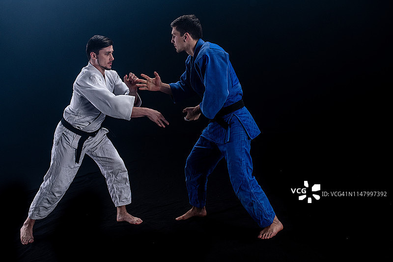 柔道比赛中的柔道选手图片素材
