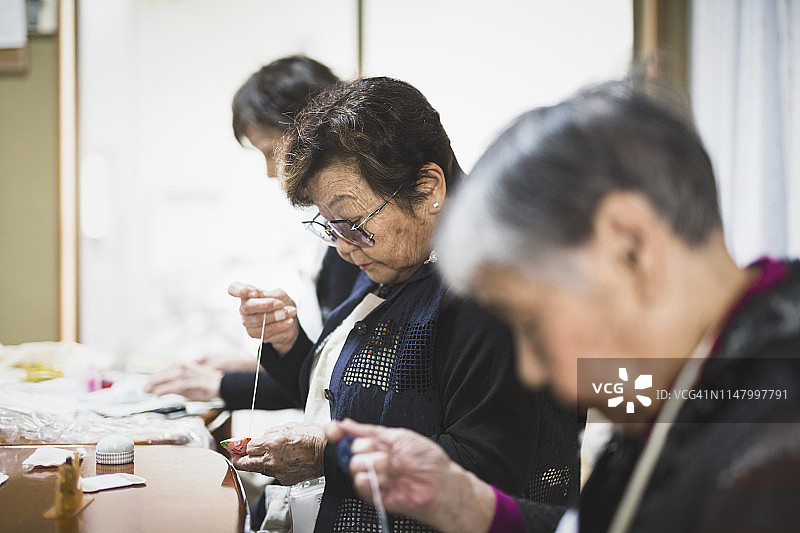 在工作室工作的一群亚洲老年女性图片素材