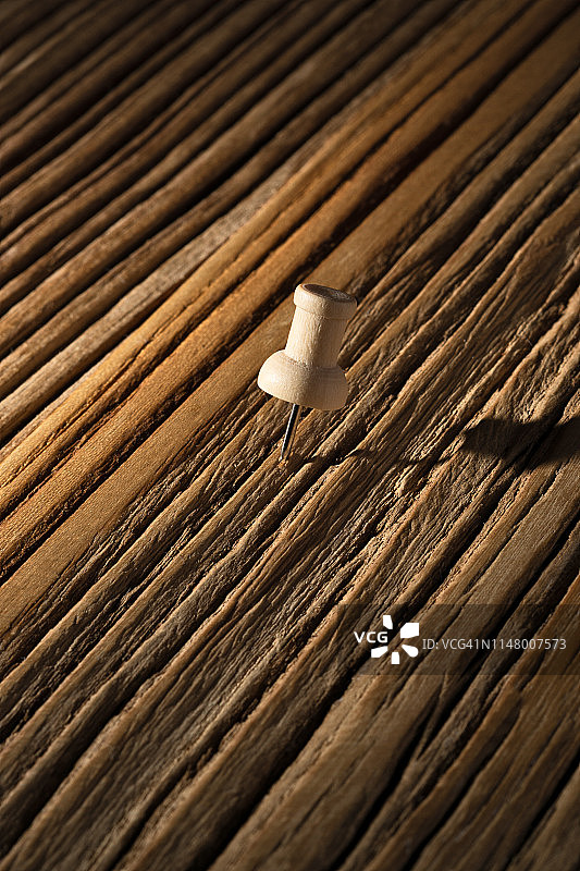 木质表面上的复古风格木制图钉图片素材