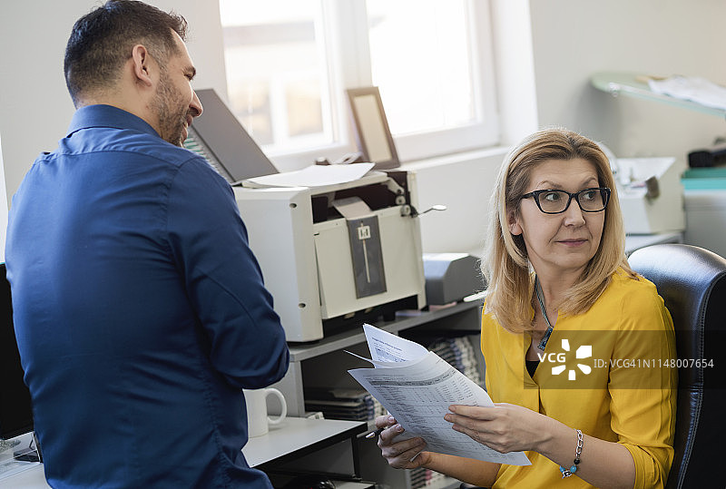 在印刷厂工作的同事图片素材