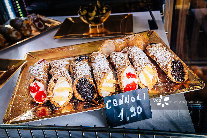 锡耶纳奶油甜馅煎饼卷图片素材