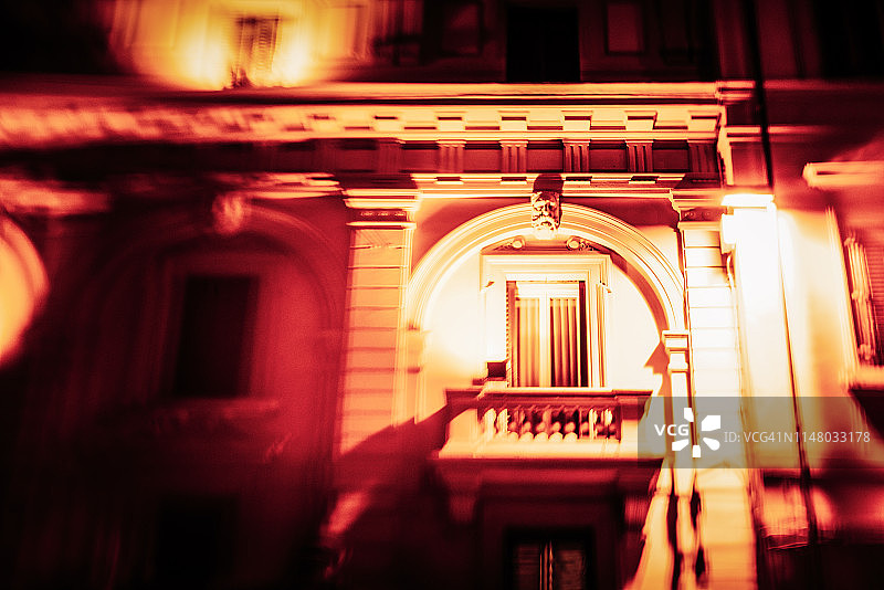 意大利建筑中的金色灯光图片素材