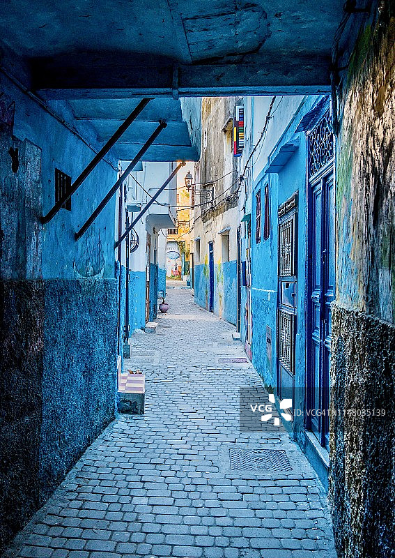 蜿蜒穿过丹吉尔老城（麦地那）的狭窄巷道图片素材