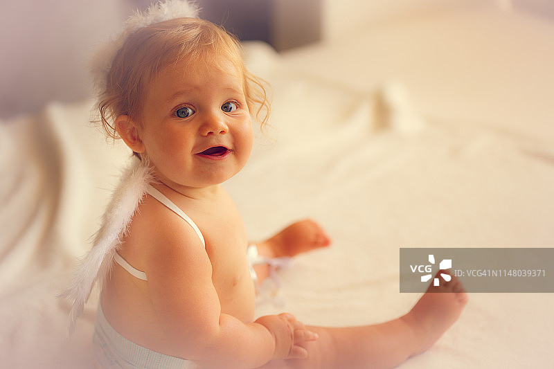 可爱的小天使看着镜头图片素材