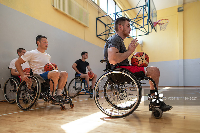 截瘫篮球队一同训练图片素材