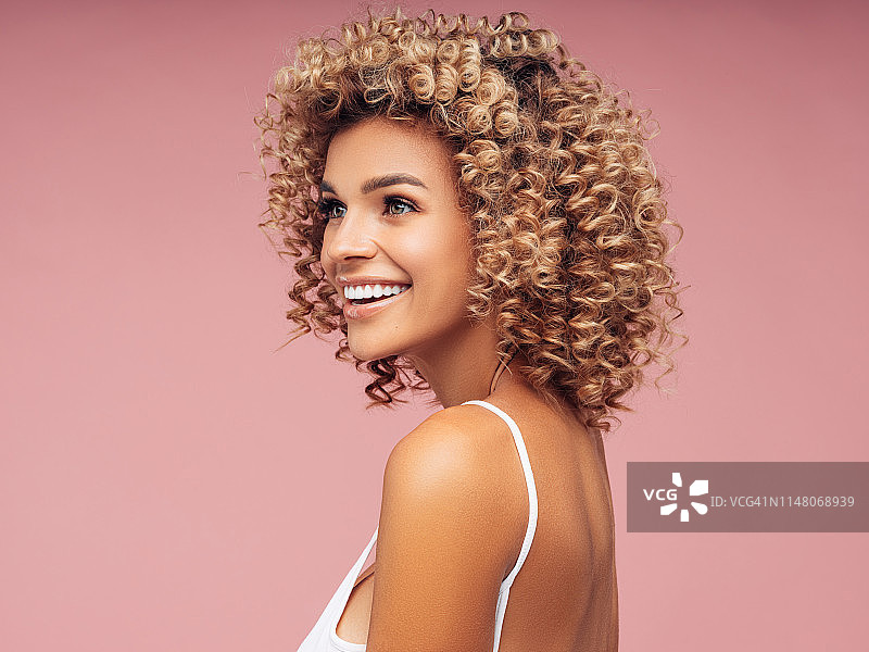 美丽的卷发年轻女子图片素材