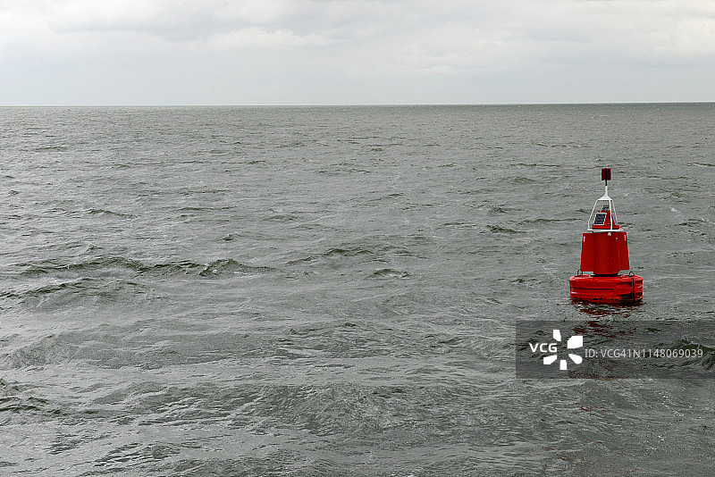 荷兰艾瑟尔湖上的红色浮标图片素材