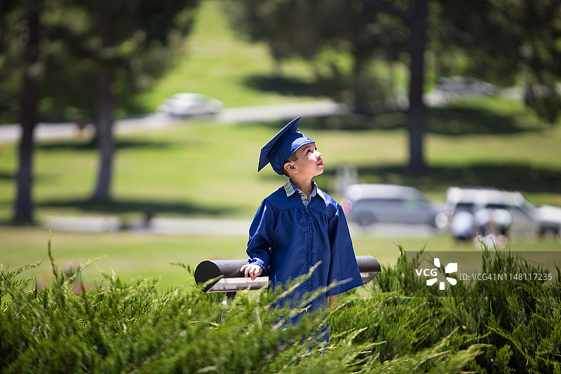 快乐的年轻孩子学校毕业图片素材