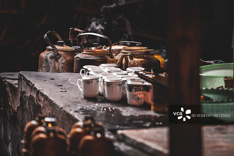 中国茶馆里的老式复古中国茶壶. 东亚文化图片素材