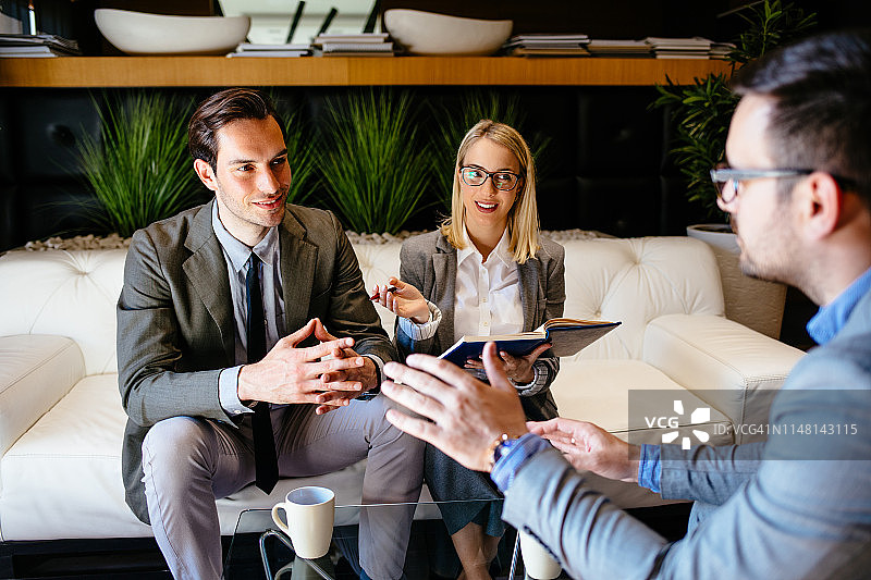 经理在面试男候选人时微笑图片素材