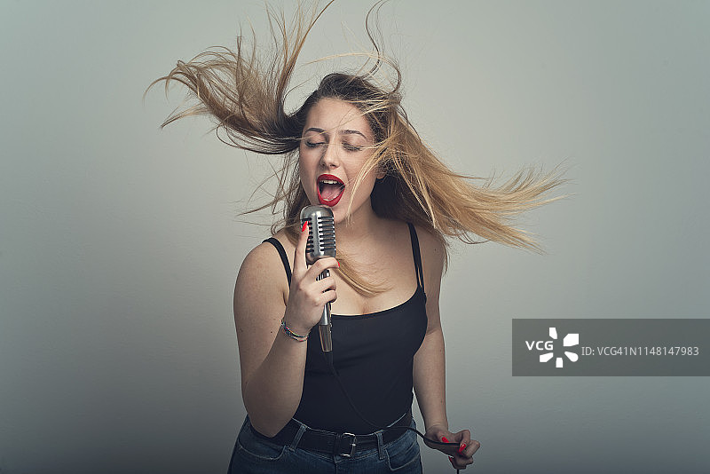唱歌的女人图片素材