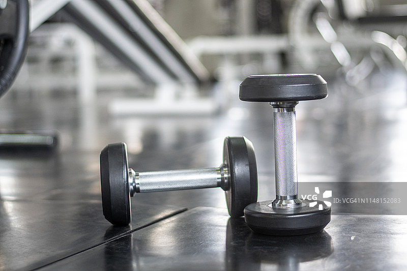 运动健身房和哑铃重量训练器材，健康生活图片素材
