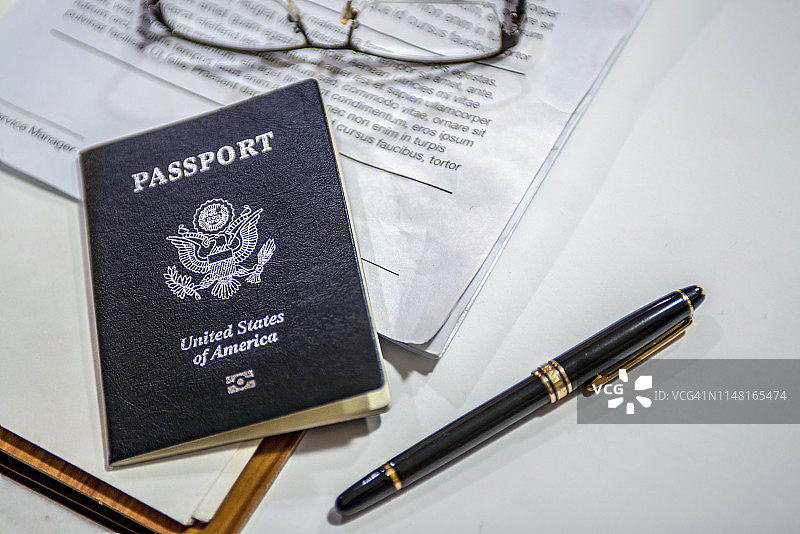 桥上的红色自行车道图片素材