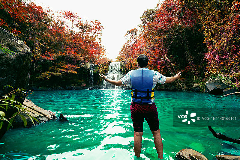 在阁骨岛空召瀑布游玩的游客图片素材