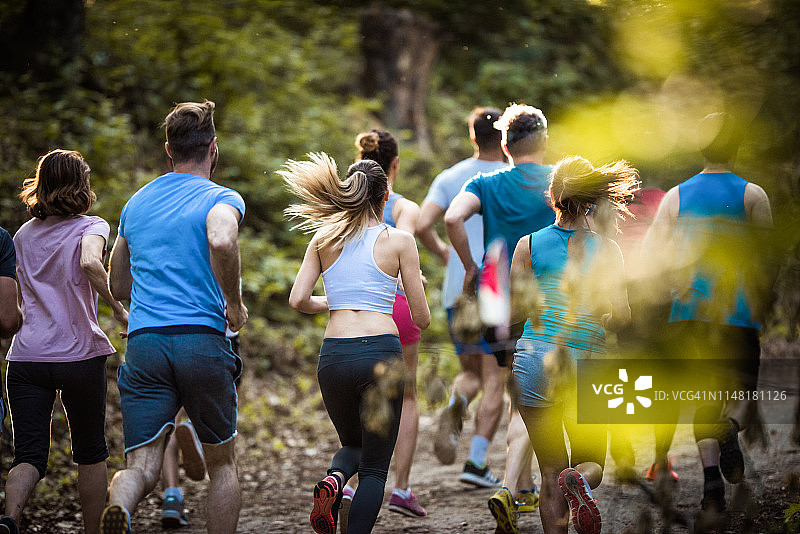 一大群运动员在野外进行越野跑图片素材